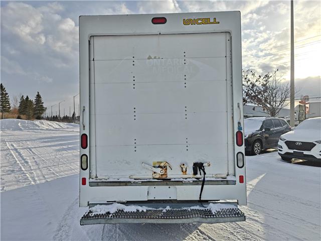 2017 GMC Savana Cutaway 3500 1WT in Ottawa - Image 7 of 18
