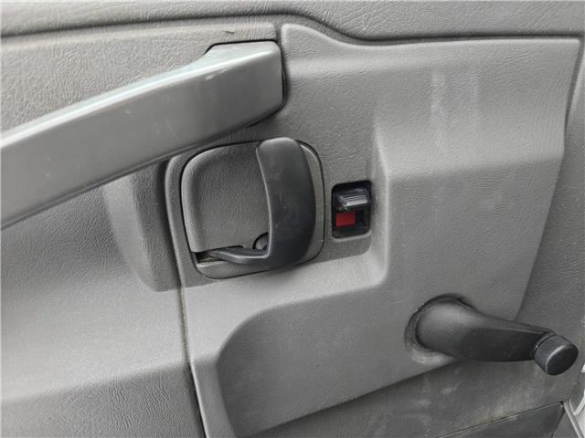 2017 GMC Savana Cutaway 3500 1WT in Ottawa - Image 13 of 18