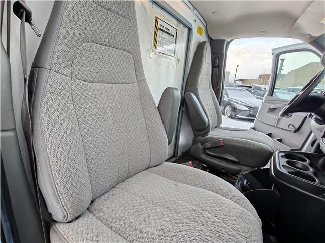 2017 GMC Savana Cutaway 3500 1WT in Ottawa - Image 16 of 18