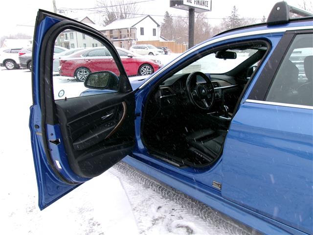 2014 BMW 328i xDrive Touring in Kitchener - Image 10 of 28