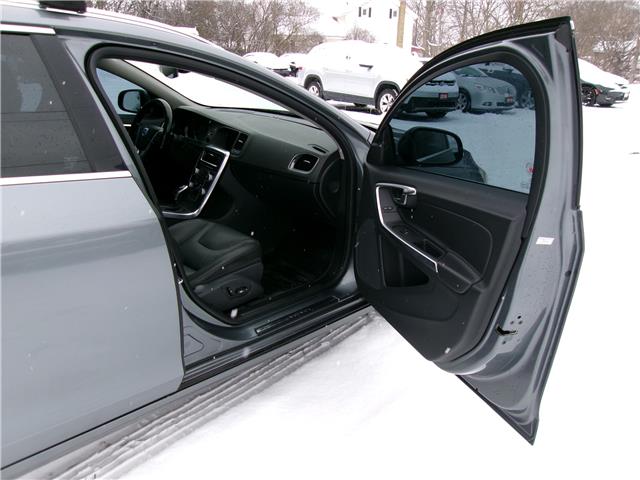 2016 Volvo V60 T5 Premier in Kitchener - Image 18 of 24 2016 Volvo V60 T5 Premier in Kitchener - Image 18 of 24
