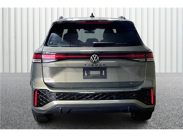 2026 Volkswagen Tiguan Comfortline R-Line Black Edition (Stk: 26TI2555) in Cranbrook - Image 4 of 11