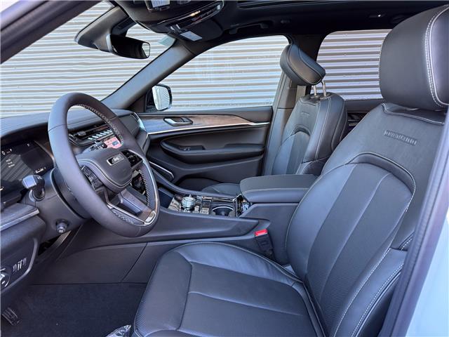 2025 Jeep Grand Cherokee Overland (Stk: 25563D) in London - Image 10 of 28