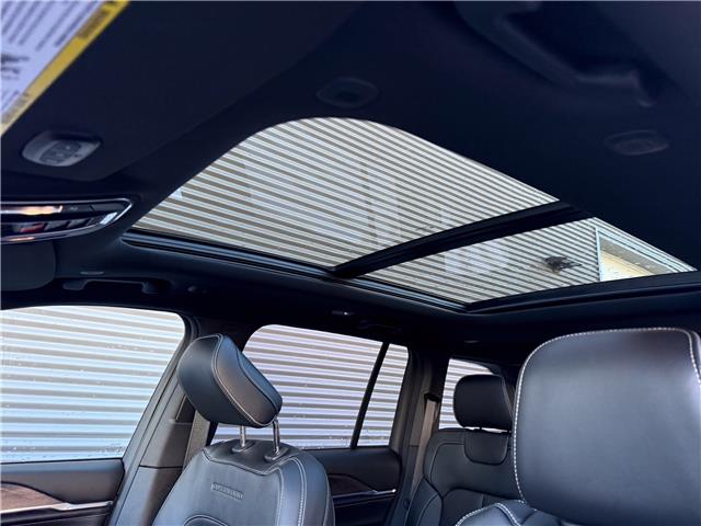 2025 Jeep Grand Cherokee Overland (Stk: 25563D) in London - Image 11 of 28