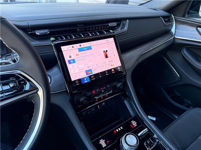 2025 Jeep Grand Cherokee Overland (Stk: 25563D) in London - Image 19 of 28