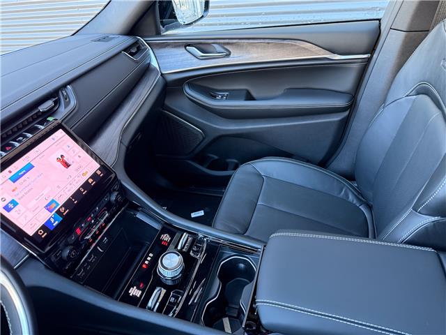 2025 Jeep Grand Cherokee Overland (Stk: 25563D) in London - Image 21 of 28