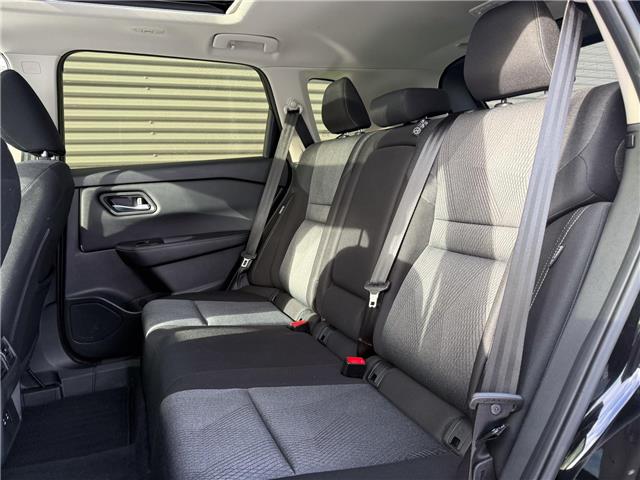2025 Nissan Rogue SV Moonroof (Stk: U11079) in London - Image 11 of 25