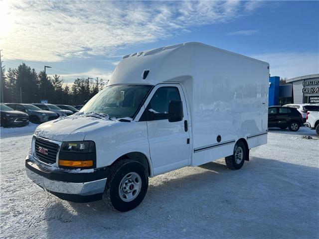 2025 GMC Savana Cutaway Work Van (Stk: 250679) in Ottawa - Image 1 of 30
