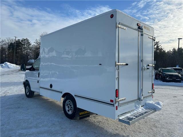 2025 GMC Savana Cutaway Work Van (Stk: 250679) in Ottawa - Image 3 of 30