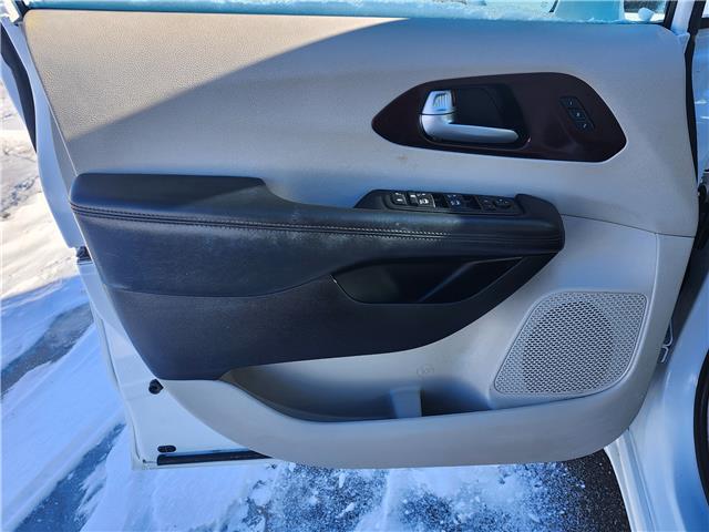 2017 Chrysler Pacifica Limited (Stk: JB26001) in Brandon - Image 8 of 23