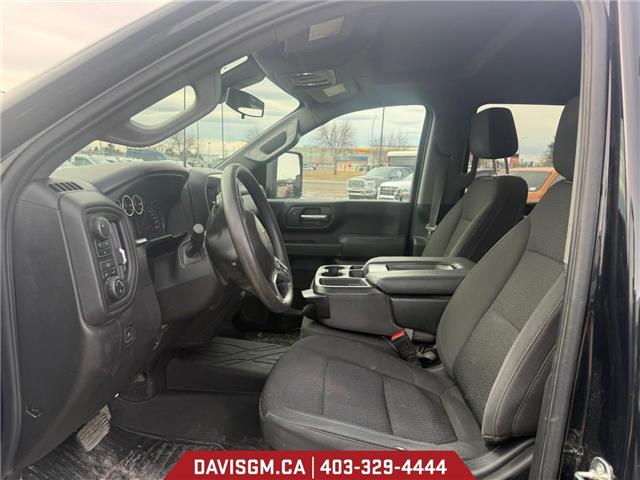 2022 Chevrolet Silverado 2500HD Custom (Stk: 302814) in Lethbridge - Image 7 of 8