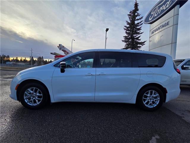 2025 Chrysler Grand Caravan SXT (Stk: 7071) in Calgary - Image 2 of 9