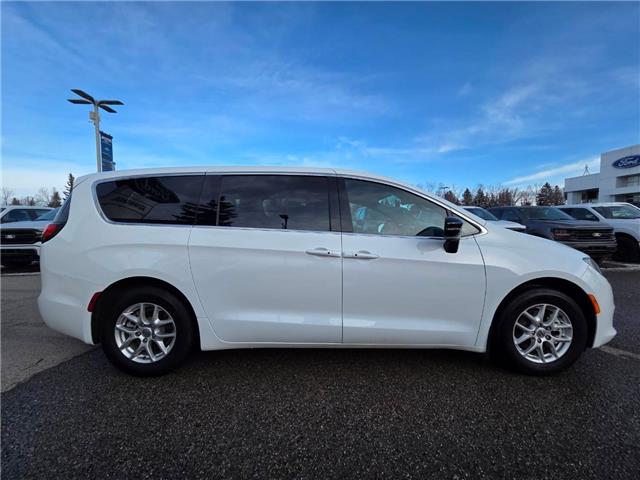 2025 Chrysler Grand Caravan SXT (Stk: 7071) in Calgary - Image 3 of 9