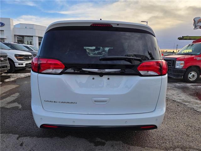 2025 Chrysler Grand Caravan SXT (Stk: 7071) in Calgary - Image 4 of 9