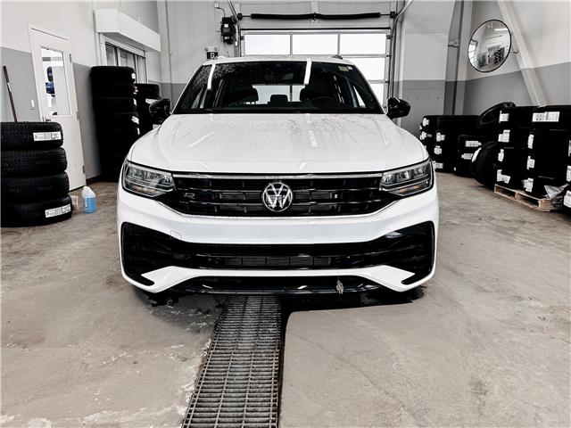 2024 Volkswagen Tiguan Comfortline R-Line Black Edition (Stk: 25169B) in Prince Albert - Image 2 of 12