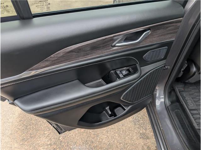 2024 Jeep Grand Cherokee Overland (Stk: 19436) in Calgary - Image 17 of 28