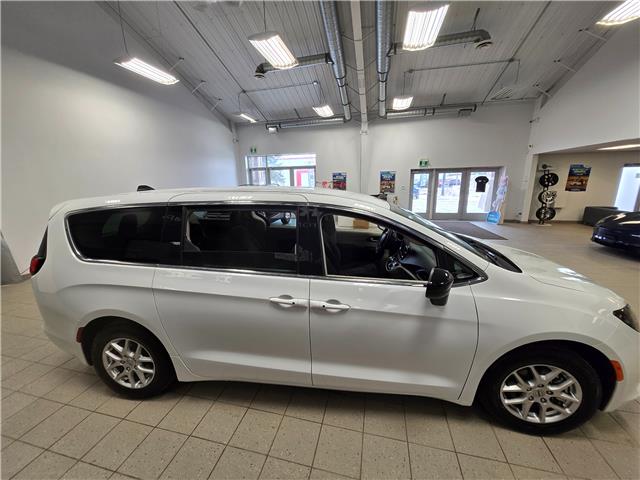 2024 Chrysler Grand Caravan SXT (Stk: 24CG07270) in Winnipeg - Image 4 of 25