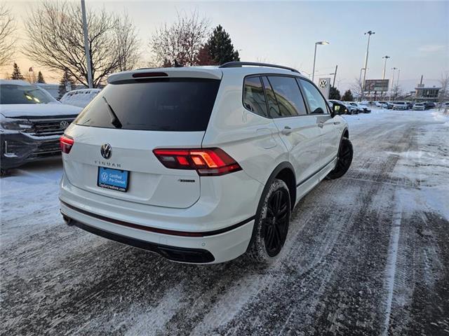 2022 Volkswagen Tiguan Comfortline R-Line Black Edition (Stk: T5408A) in Orleans - Image 6 of 17