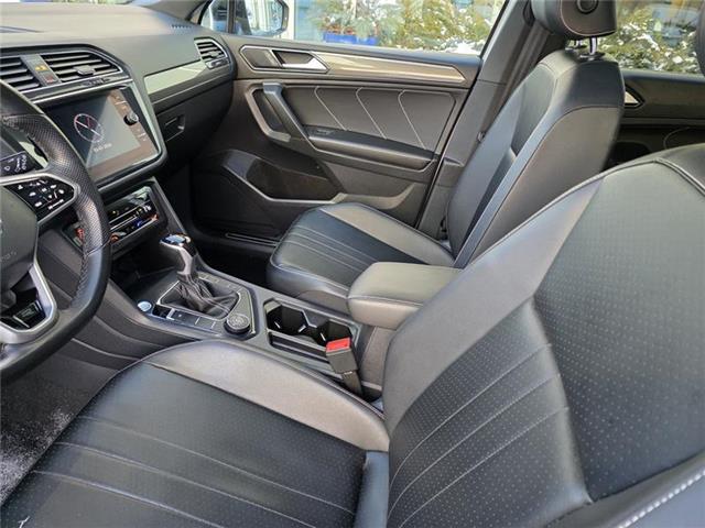 2022 Volkswagen Tiguan Comfortline R-Line Black Edition (Stk: T5408A) in Orleans - Image 11 of 17