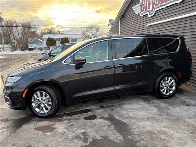 2023 Chrysler Pacifica Touring-L in Sussex - Image 2 of 15