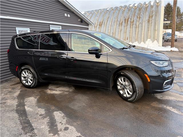 2023 Chrysler Pacifica Touring-L in Sussex - Image 5 of 15