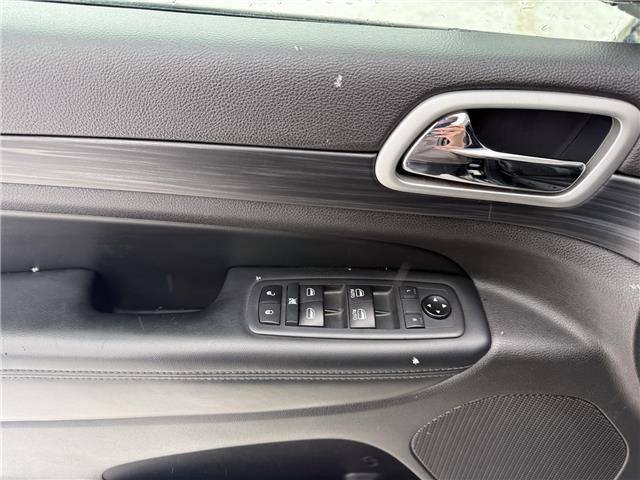 2020 Jeep Grand Cherokee Laredo (Stk: 25535A) in London - Image 20 of 25