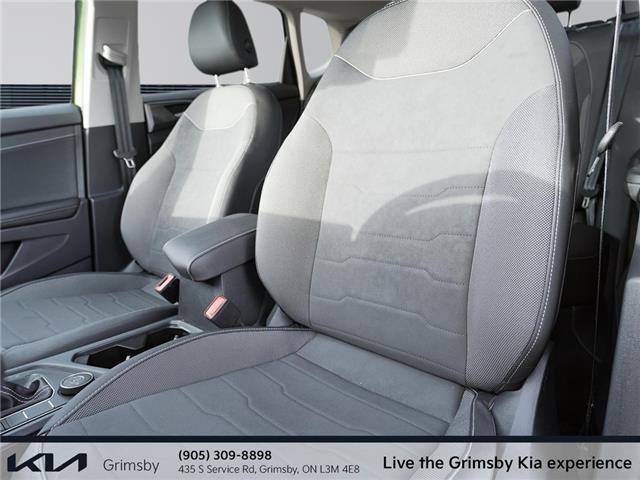 2025 Volkswagen Taos Comfortline Black Edition-super low kms! Pano sunr (Stk: U3224) in Grimsby - Image 13 of 19