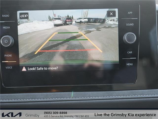 2025 Volkswagen Taos Comfortline Black Edition-super low kms! Pano sunr (Stk: U3224) in Grimsby - Image 18 of 19