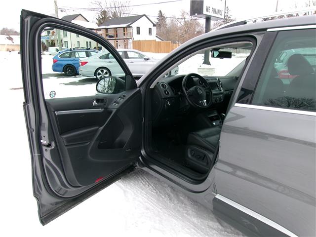 2017 Volkswagen Tiguan Highline in Kitchener - Image 9 of 23