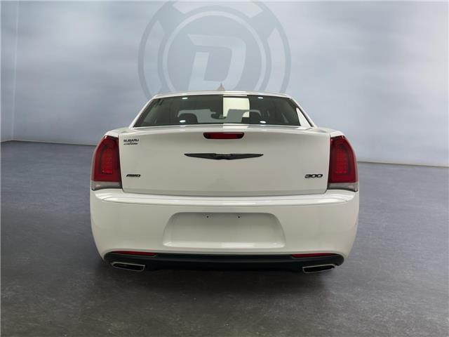 2023 Chrysler 300 Touring (Stk: 300322) in Lethbridge - Image 4 of 15