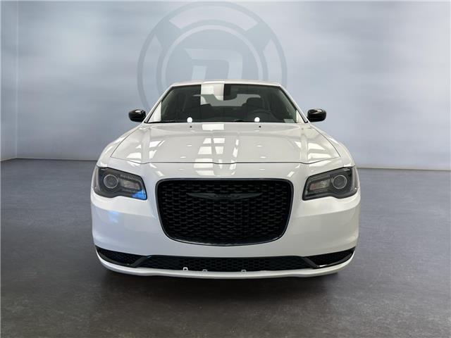 2023 Chrysler 300 Touring (Stk: 300322) in Lethbridge - Image 8 of 15