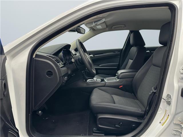 2023 Chrysler 300 Touring (Stk: 300322) in Lethbridge - Image 9 of 15