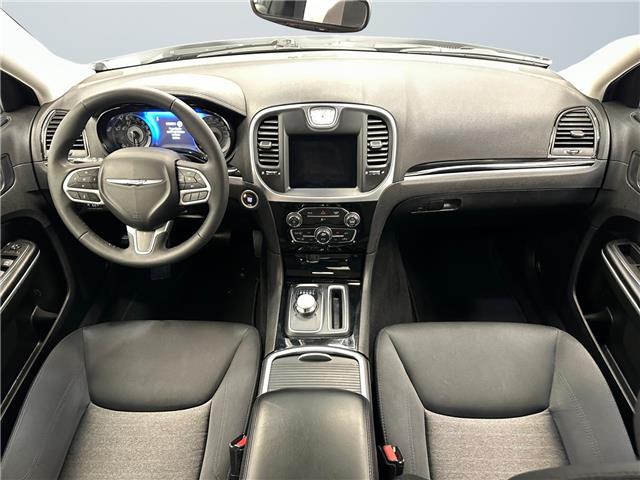 2023 Chrysler 300 Touring (Stk: 300322) in Lethbridge - Image 10 of 15