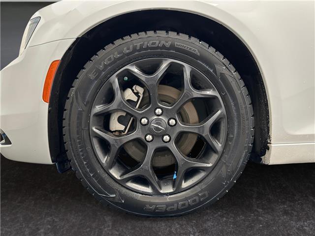 2023 Chrysler 300 Touring (Stk: 300322) in Lethbridge - Image 14 of 15