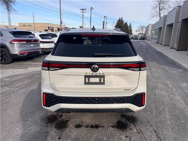 2025 Volkswagen Tiguan Comfortline R-Line Black Edition (Stk: VU1670) in Sarnia - Image 4 of 21