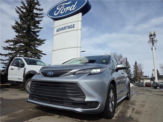 2021 Toyota Sienna LE 8-Passenger (Stk: 7006A) in Calgary - Image 1 of 9