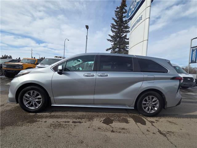 2021 Toyota Sienna LE 8-Passenger (Stk: 7006A) in Calgary - Image 2 of 9