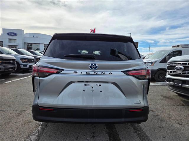 2021 Toyota Sienna LE 8-Passenger (Stk: 7006A) in Calgary - Image 3 of 9