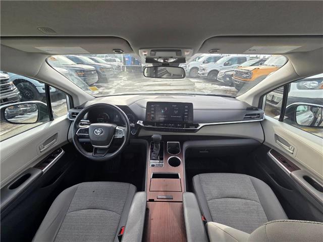 2021 Toyota Sienna LE 8-Passenger (Stk: 7006A) in Calgary - Image 5 of 9