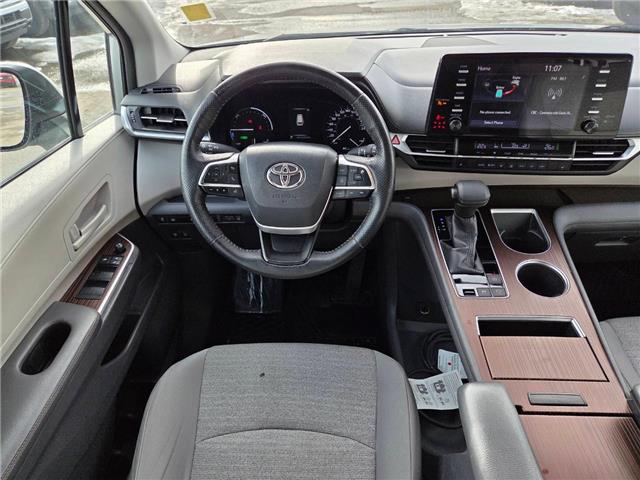 2021 Toyota Sienna LE 8-Passenger (Stk: 7006A) in Calgary - Image 6 of 9
