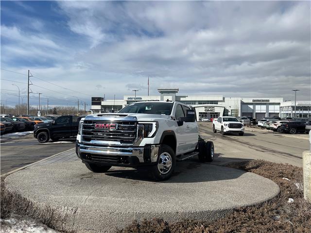 2026 GMC Sierra 3500HD Chassis SLE (Stk: TF220785) in Calgary - Image 1 of 21