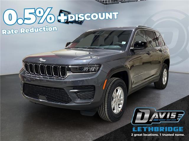 2025 Jeep Grand Cherokee Laredo (Stk: 40990) in Lethbridge - Image 1 of 15