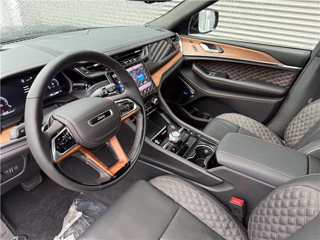 2025 Jeep Grand Cherokee Summit (Stk: 25586D) in London - Image 11 of 28