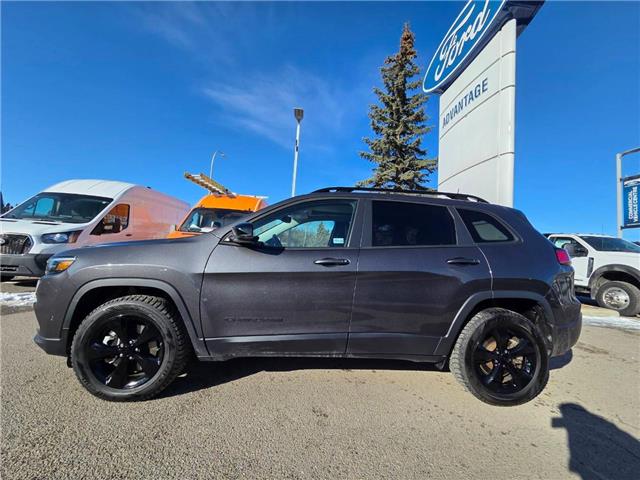 2023 Jeep Cherokee Altitude (Stk: 7106) in Calgary - Image 2 of 9