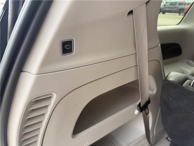 2023 Chrysler Pacifica Touring-L (Stk: U11120) in London - Image 26 of 28