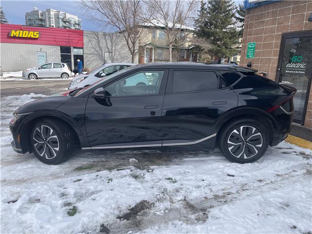 2023 Kia EV6 Long Range (Stk: R-23KIEBLA0201) in Calgary - Image 2 of 18