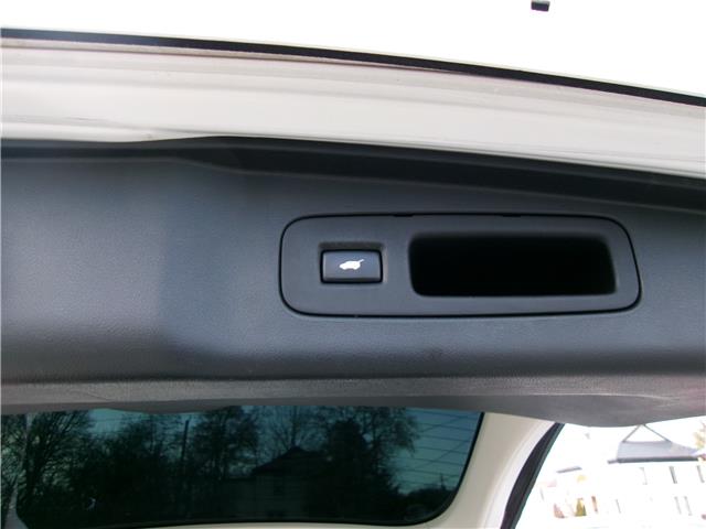 2015 Honda CR-V Touring in Kitchener - Image 16 of 26