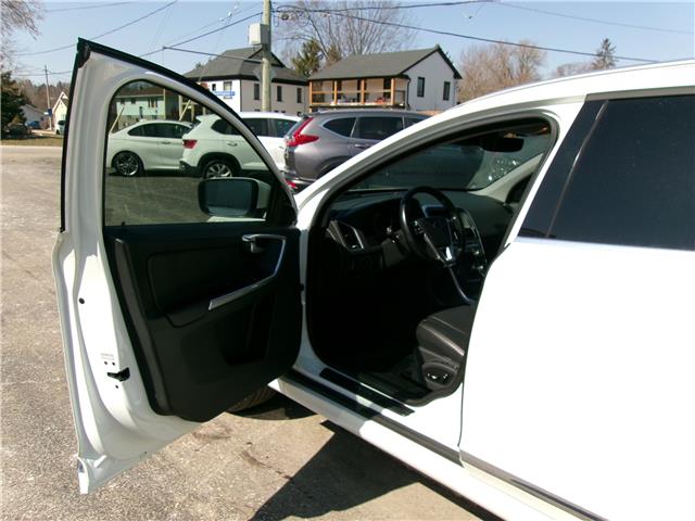 2016 Volvo XC60 T5 Special Edition Premier in Kitchener - Image 9 of 26