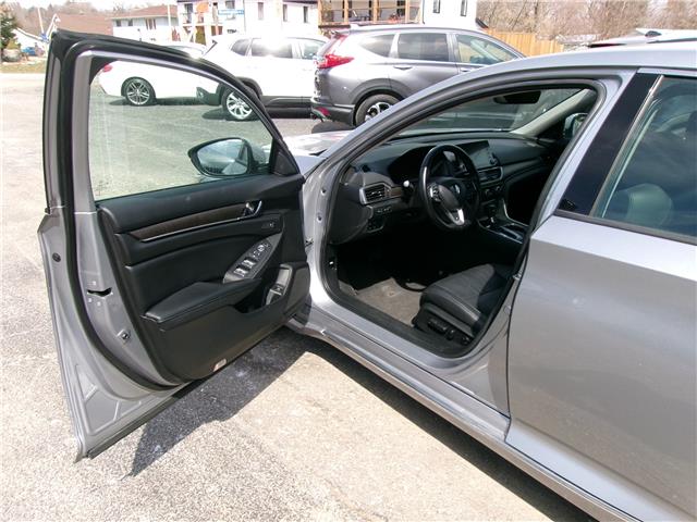 2019 Honda Accord Touring 1.5T in Kitchener - Image 9 of 28