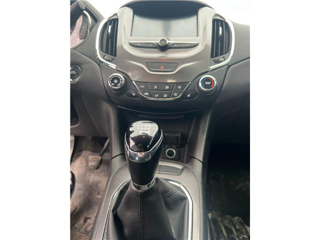 2017 Chevrolet Cruze LT Manual (Stk: 174888) in London - Image 6 of 7